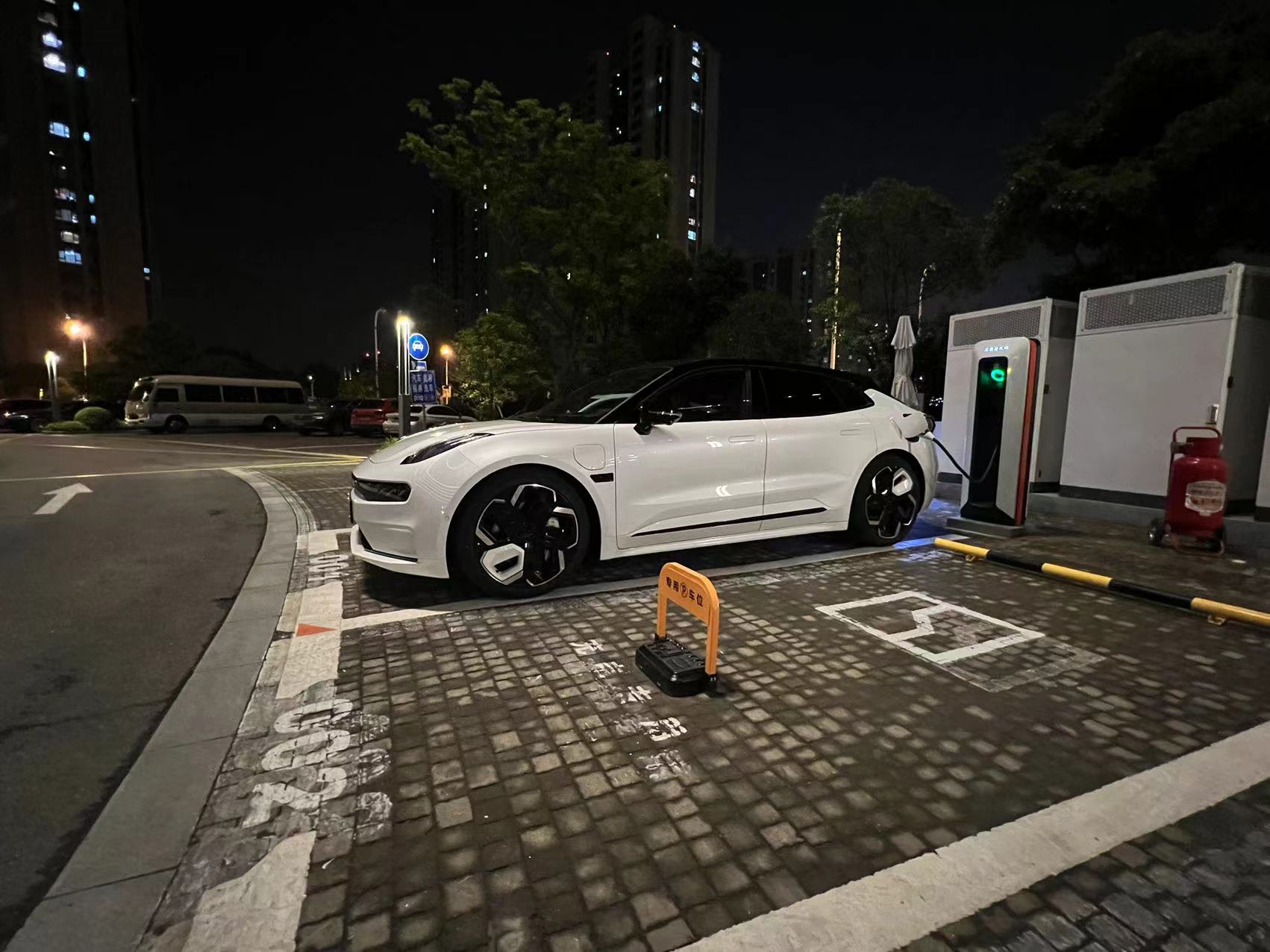 作为一名特斯拉的车主，我竟然又购买了极氪001