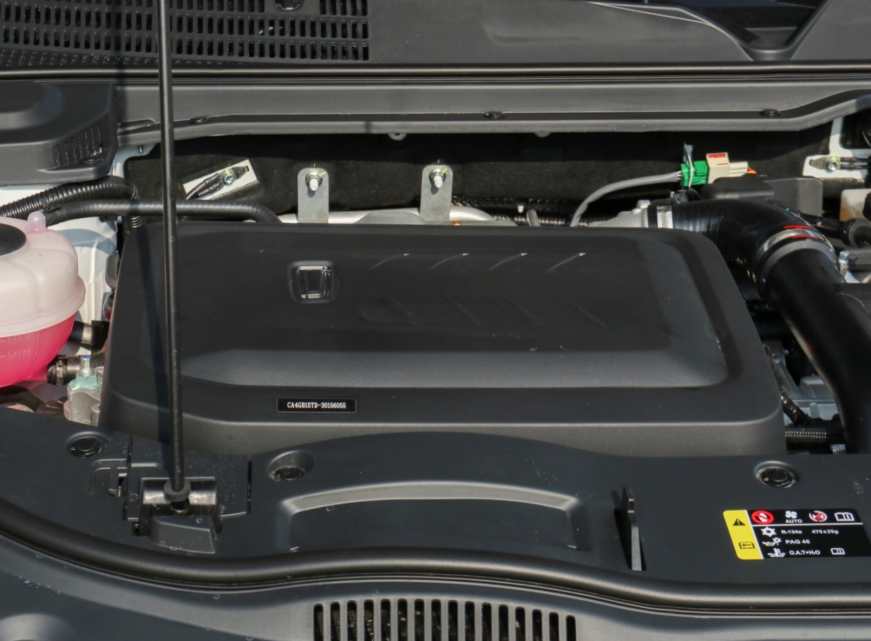 一汽奔腾b70s白色轿跑,上市新车全新b70