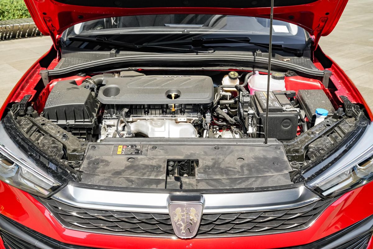 奕炫马赫版荣威i5名爵mg5,新款名爵5和新款荣威i5选哪个