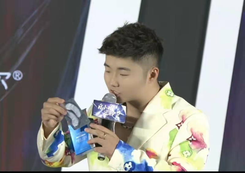 粉丝突破5千万大关白小白直播送惊喜只为宠粉