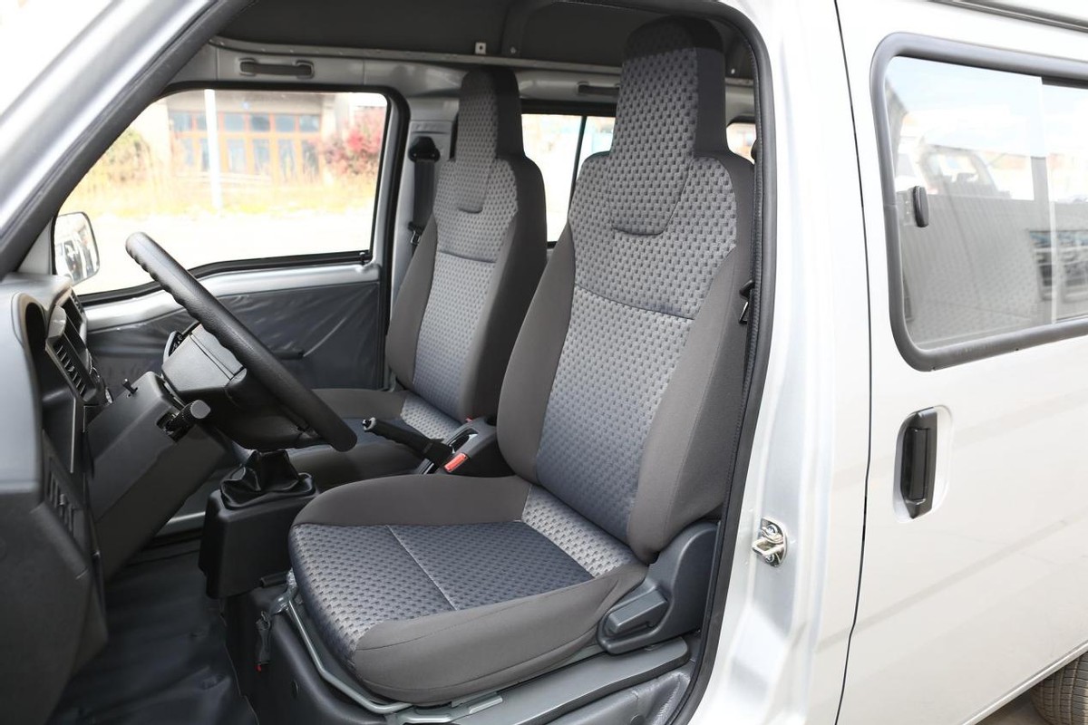 体验购买五菱面包车,五菱之光中置后驱内饰改装