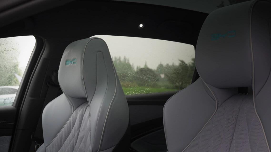 比亚迪海豹技术上的革新,比亚迪推出海豹是在和谁竞争