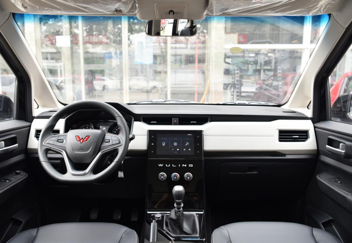 五菱大型面包车货运,五菱征程加长版拉货落地多少钱