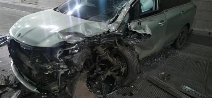 风行游艇和m6买哪个比较好,风行游艇传祺m6空间对比