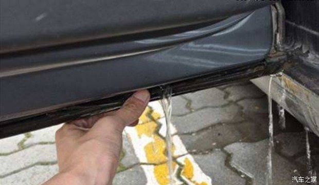 汽车挡风玻璃下面排水孔怎么清理,汽车后备箱排水孔位置及清理方法
