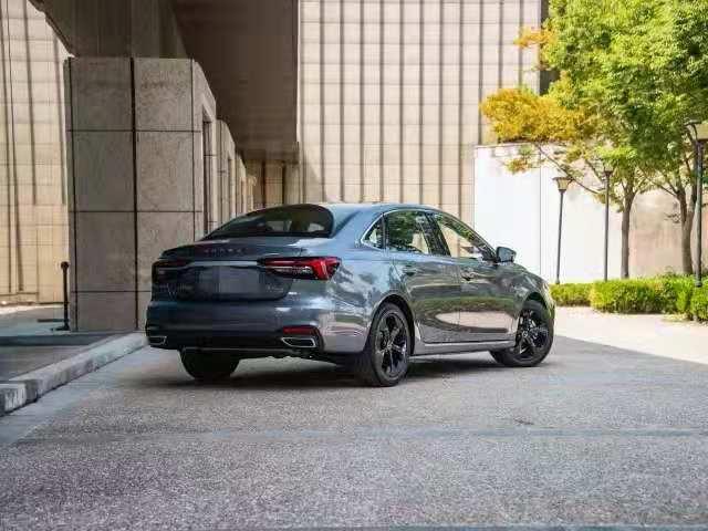 天幕+大空间+14.3英寸屏,荣威i6MAX称得上A+级轿车杠把子