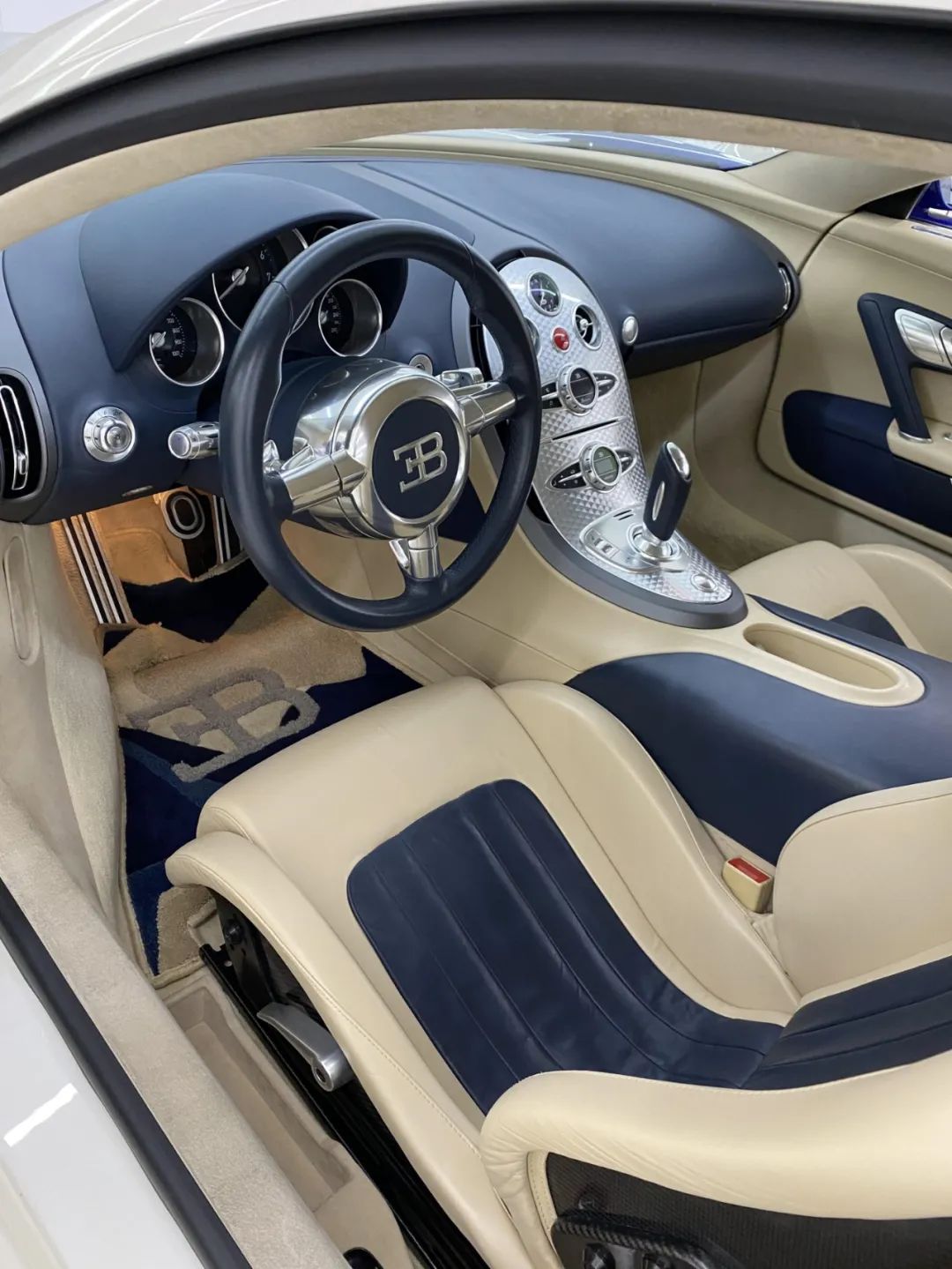 买车容易养车难，美国富豪网红甩卖2006年布加迪威龙16.4