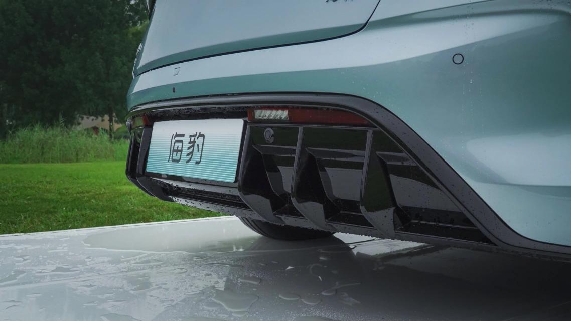 比亚迪海豹技术上的革新,比亚迪推出海豹是在和谁竞争