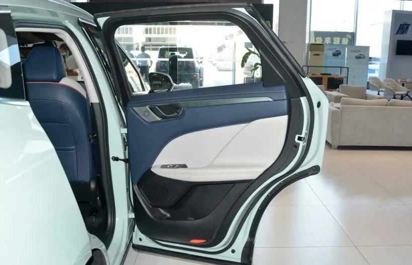 长城汽车插电混动玛奇朵,豪车加满一箱油才跑180km