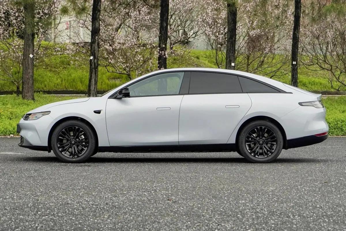 车长5050mm售价19w,零跑13.98万刚开始预售优惠价