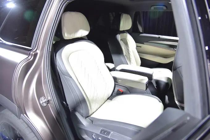 奥迪q62023燃油款落地多少钱,奥迪q6对比奥迪q7