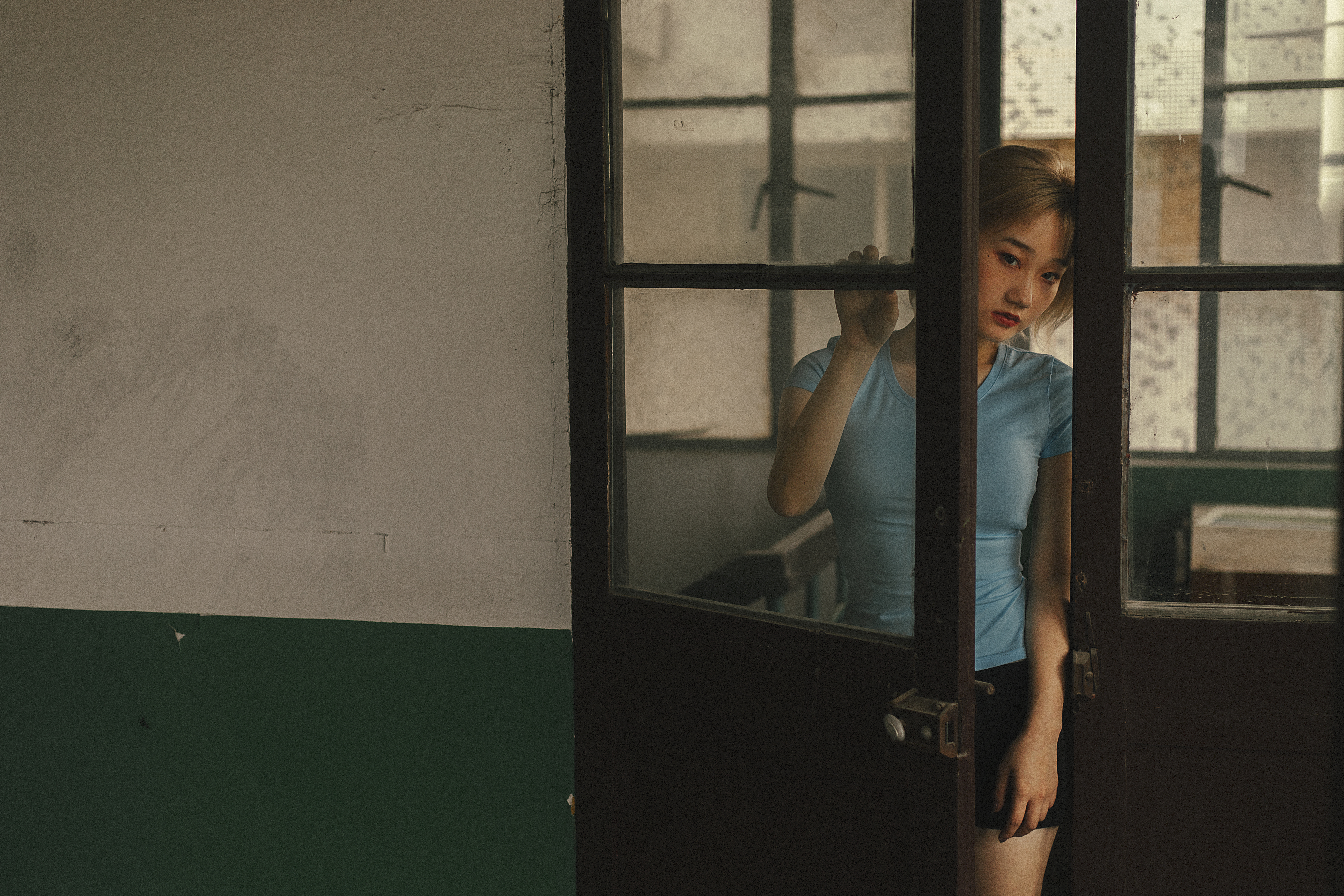 女子离婚住进收容所，却意外加入非法组织，幕后指挥居然还是闺蜜