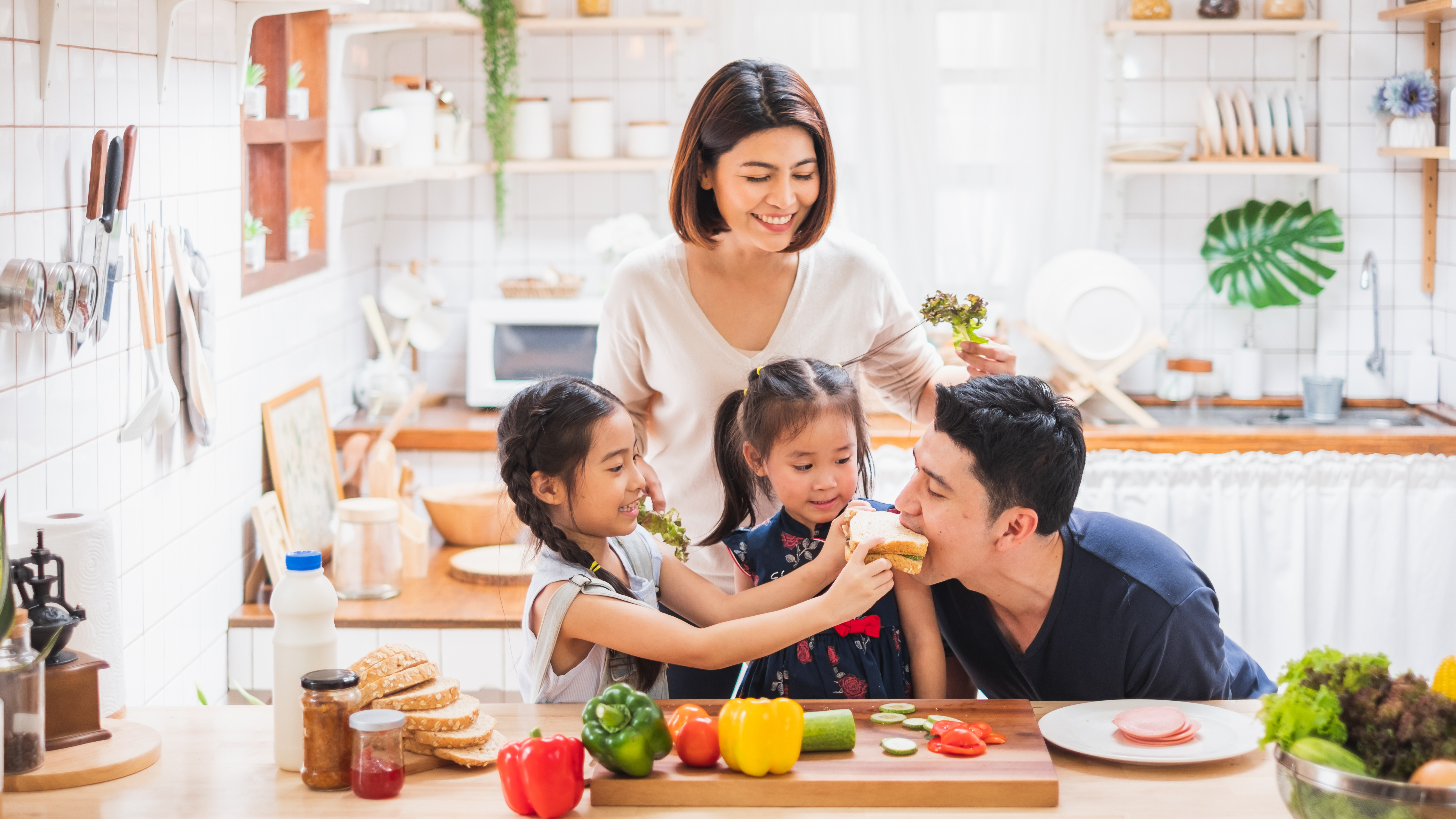 小说：丈夫在妻子的闺蜜家谈公事，妻子突然出现，他：完了！