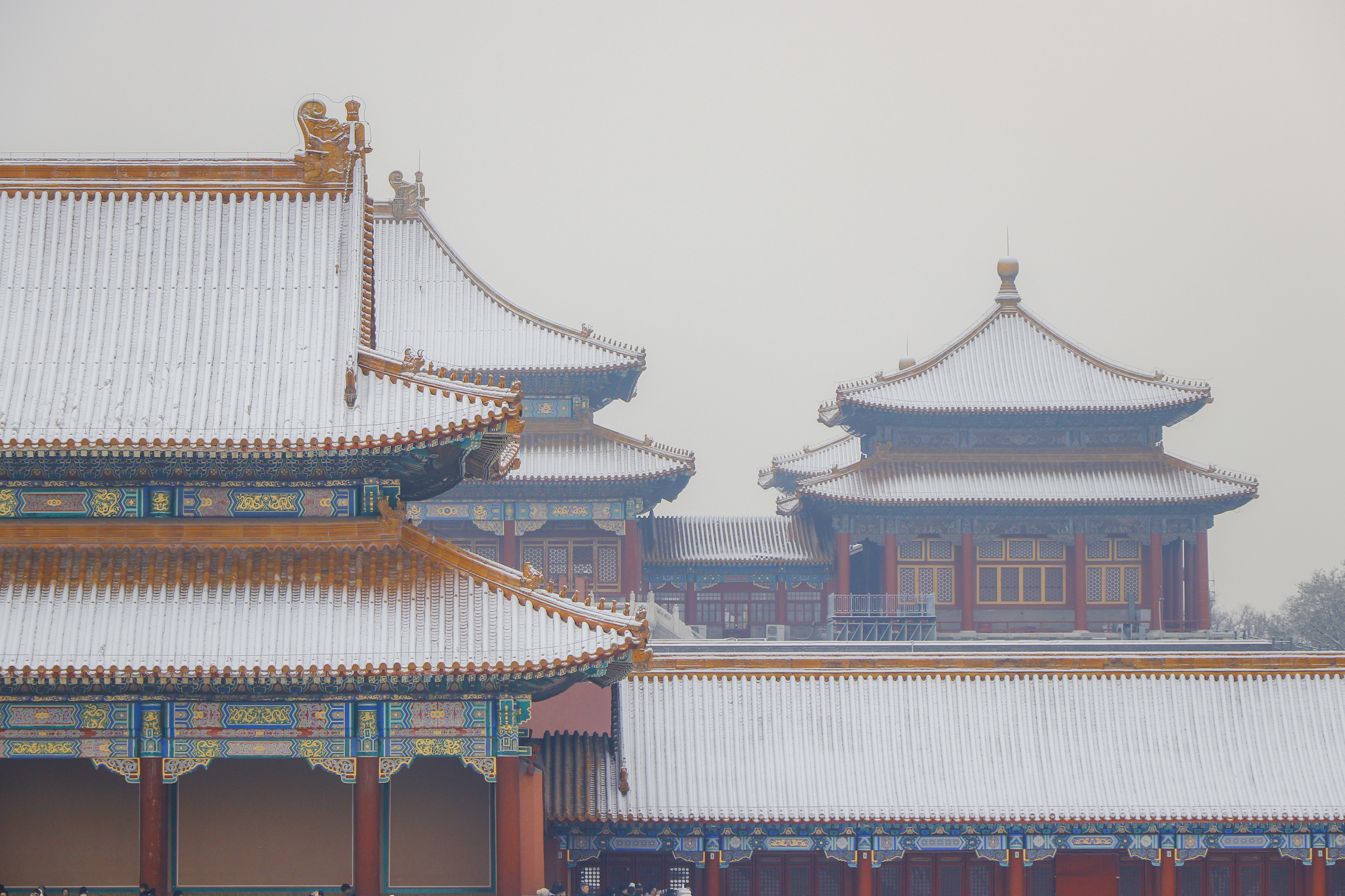 只要他在妇人额头点上墨点，妇人就要到他的卧室侍寝