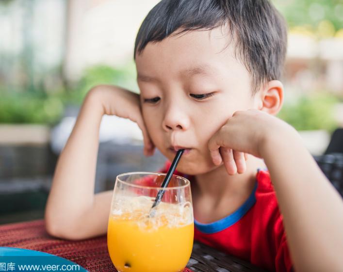 眼前这个年老色衰的流莺必定一整天都没有找到愿意花钱的吧！