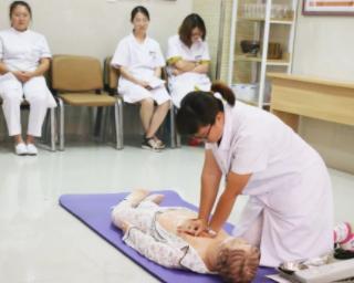 小报记者冒着巨大危险调查核电站工程中的腐败和雇*杀凶**人