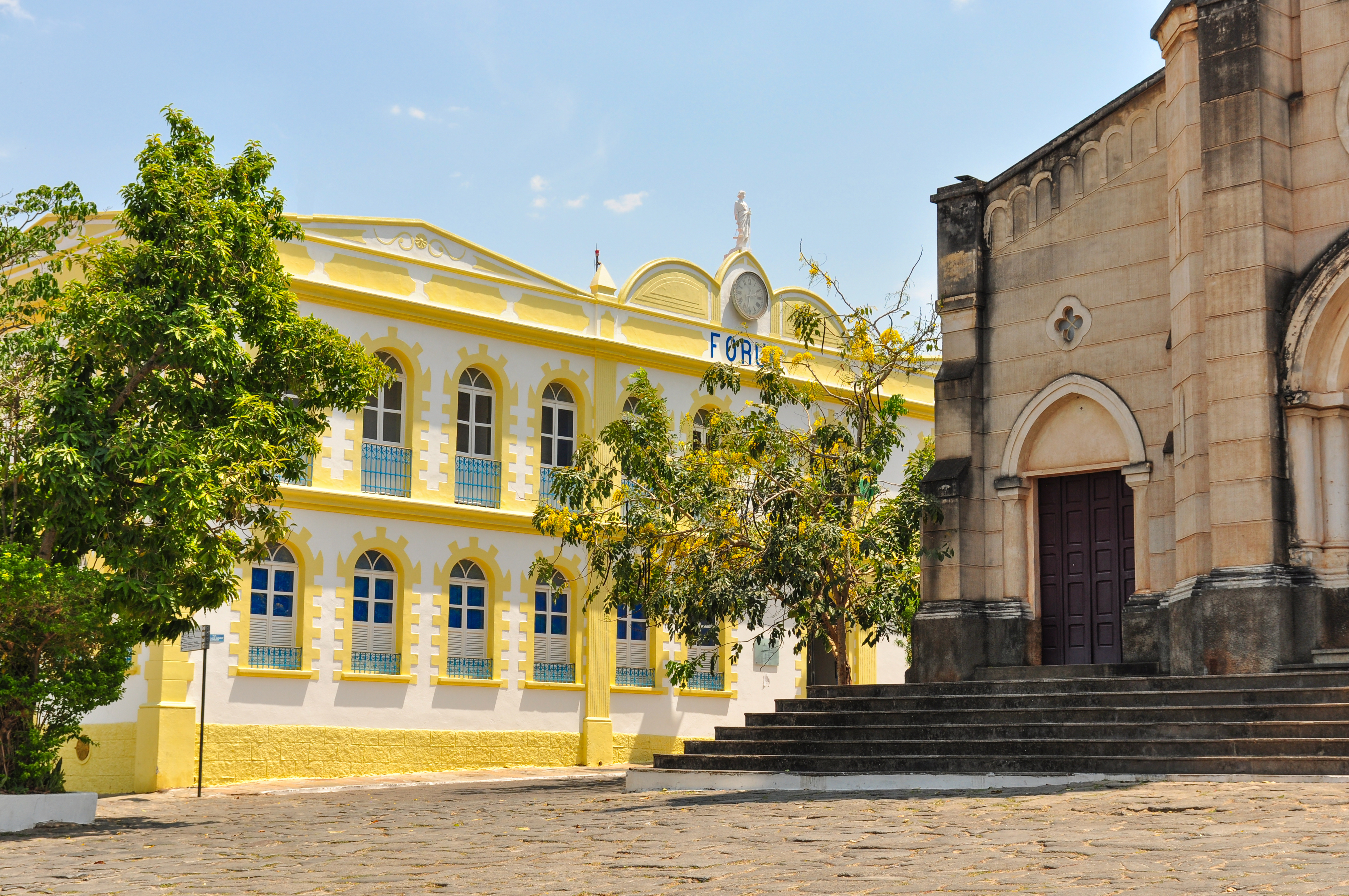 她被吓得冷汗都冒不出来，口干舌燥，甚至凭空看到战争的情形