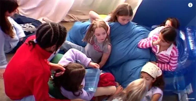 没有大人管的小孩子,没有大人管的孩子