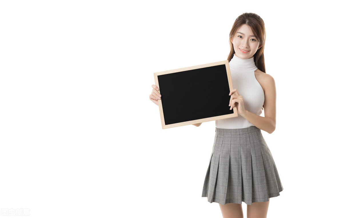 在森林里，狡猾的狐狸用甜言蜜语骗了乌鸦口中的肉