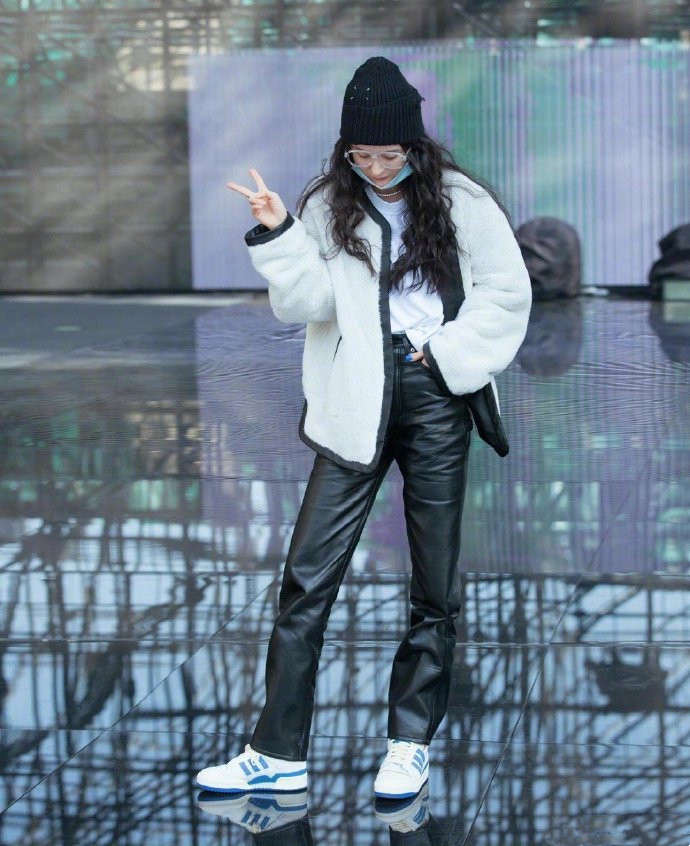 杨幂紧身皮裤穿搭,杨幂穿宽松皮裤