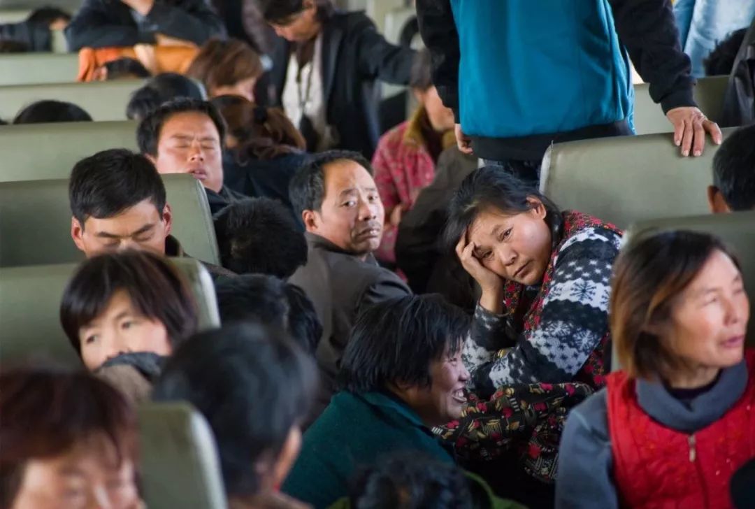 孩子坐绿皮火车看人世百态,绿皮火车才能反映生活百态