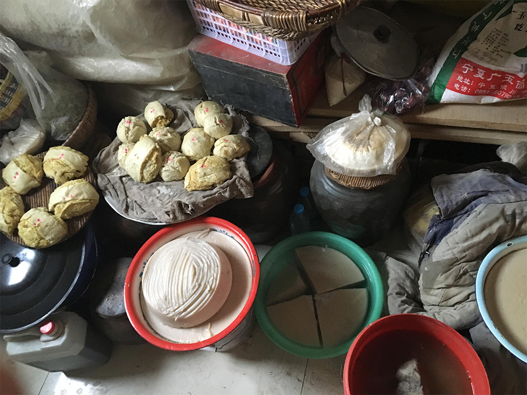 夏天放了一晚的饭酸了还能吃吗,饭酸了热一下还能吃吗