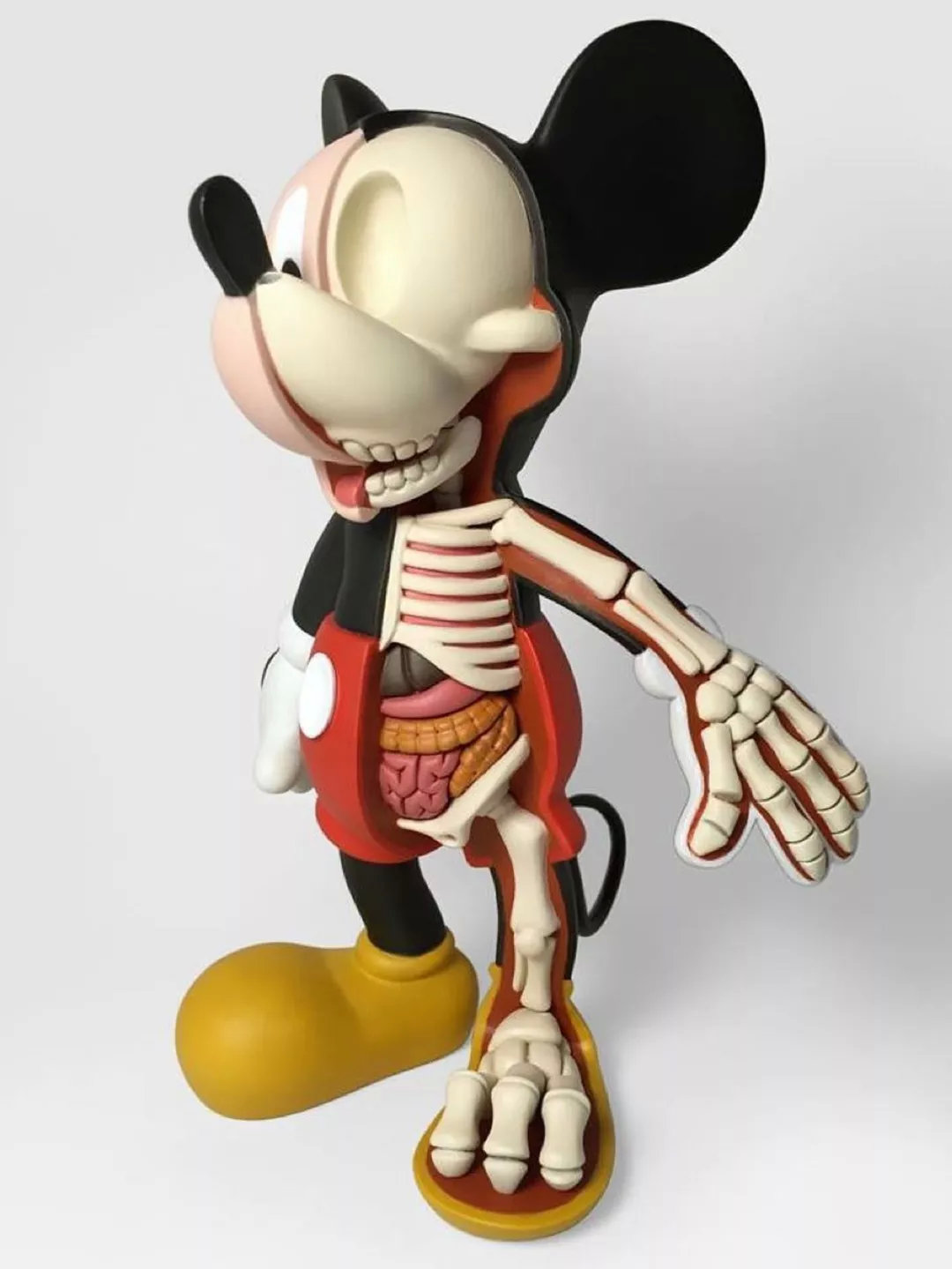 他肢解卡通人物，不但没毁童年，还倍受追捧