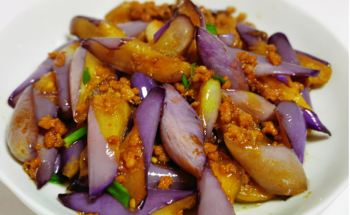 谢娜在家中给女儿做辅食,谢娜土豆烧排骨