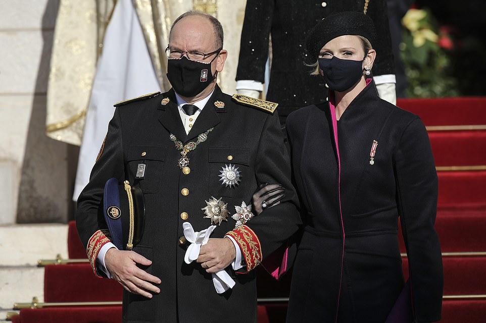 摩纳哥小王子敬礼萌翻了！5岁穿制服模仿老爸，金发碧眼摆厌世脸