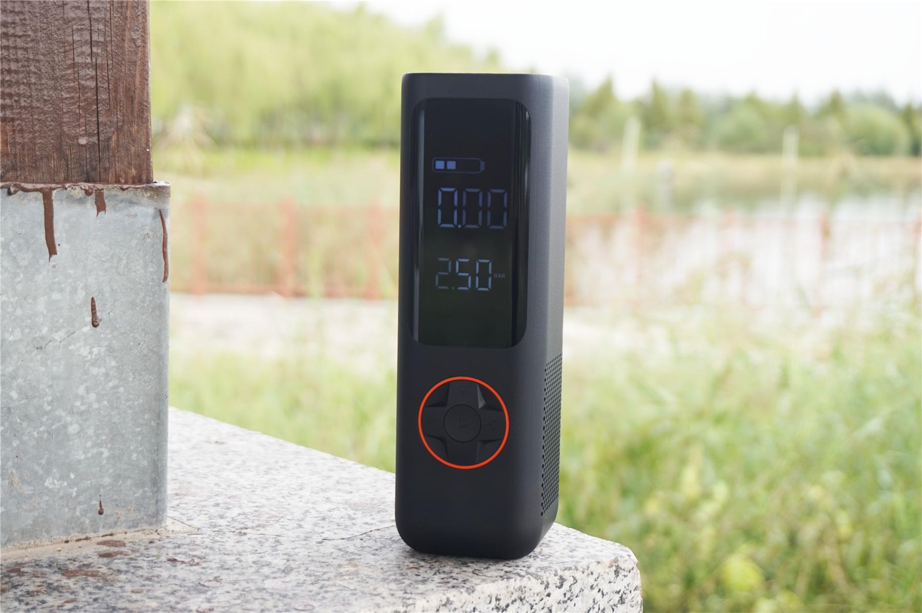 开车遇到轮胎不够气,骑车路过电动车没气帮忙打气