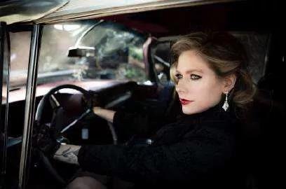 18岁红透全球却因患病失联,被揣测去世后涅槃重生,她叫艾薇儿