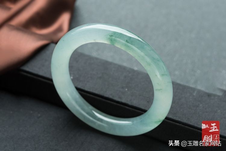 翡翠冰糯种什么样的好,翡翠冰糯种带点紫