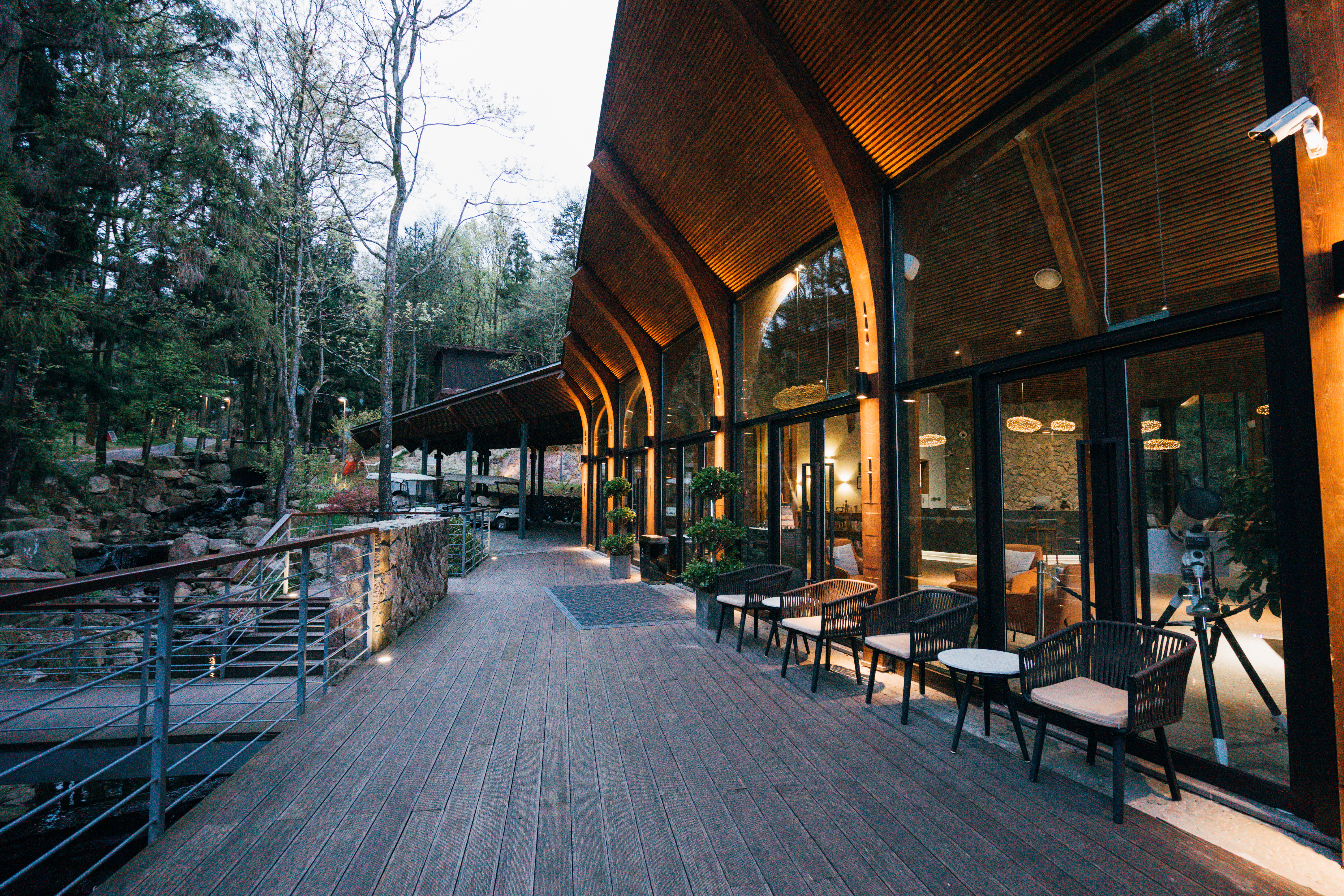 商量岗内的这家酒店,四季气候适宜居住,住客宛若身处桃花源