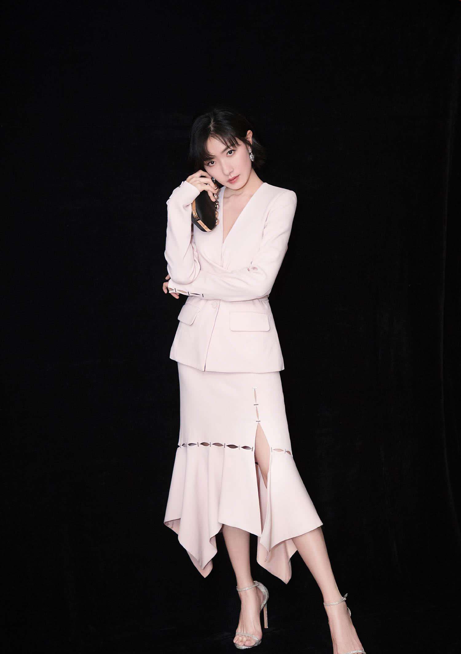 36岁演马天宇的老婆,今穿紧身裤双腿细长直,配短靴更抢眼了