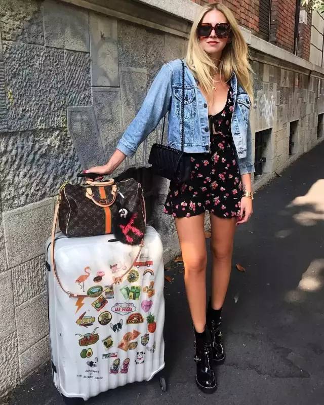 牛仔外套穿宽松好看还是修身好看,牛仔外套基本上搭什么裤子最好看