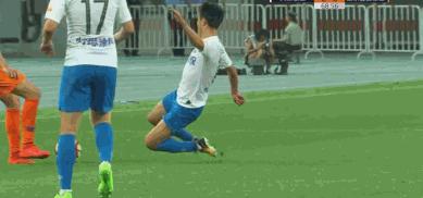 他少小成名，绰号“菜刀后卫”，如今成了天津泰达队的镇队法宝