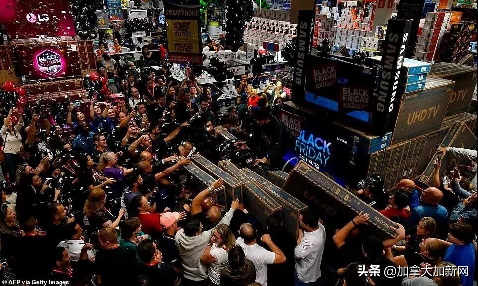 黑五狂抢开始！机场outlet堵爆温哥华华人凌晨排队全买疯了