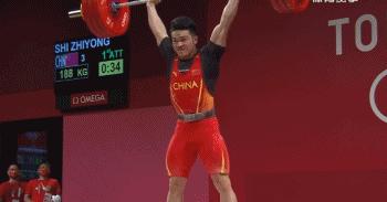 孙颖莎和伊藤美诚台下互动,孙颖莎对伊藤美诚撒娇