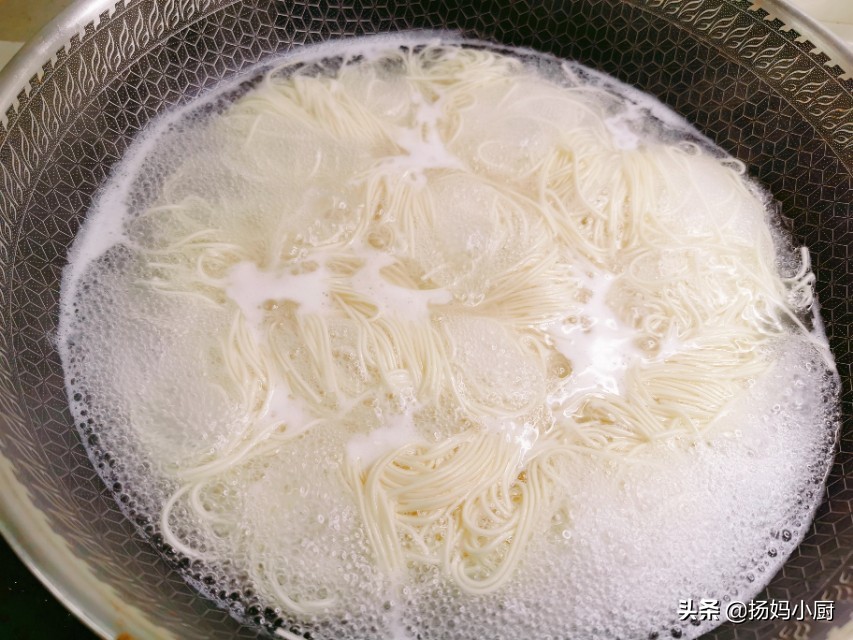 一清二白三红四绿五黄打三个字,一清二白四绿五黄