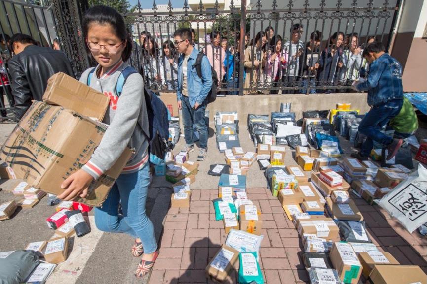大学生购买能力有多强？校园内包裹直接封路，看完自愧不如