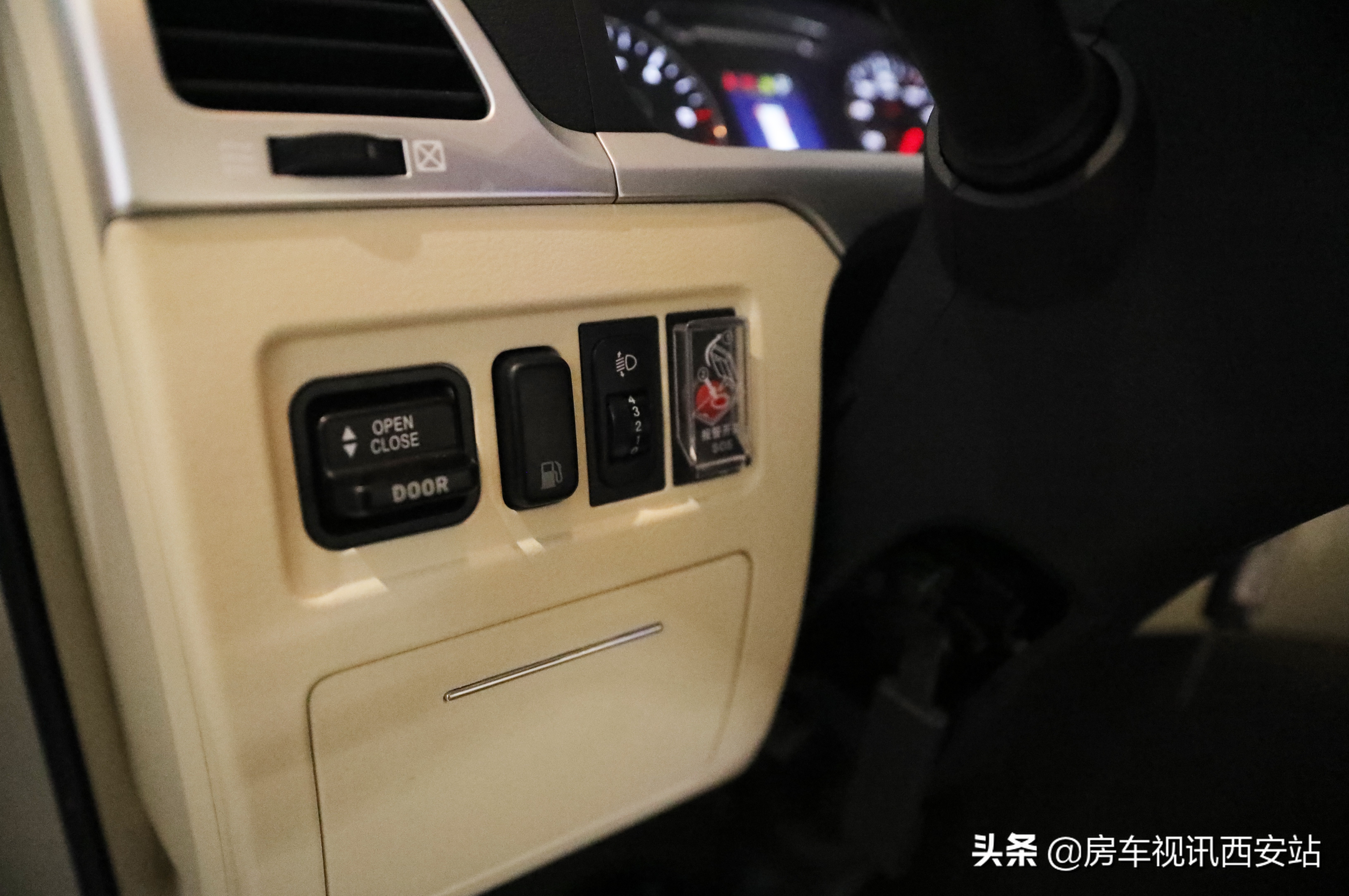 丰田考斯特vs宇通t7哪个安全性高,宇通t717座对比考斯特17座