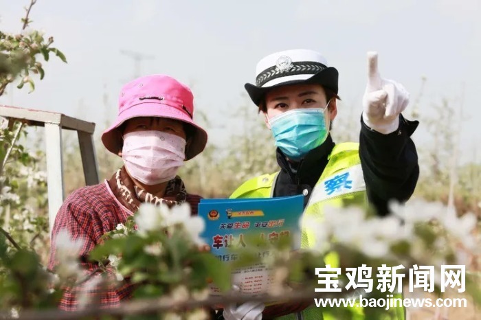 交警交通安全宣传提示,交巡警大队开展交通安全知识宣传