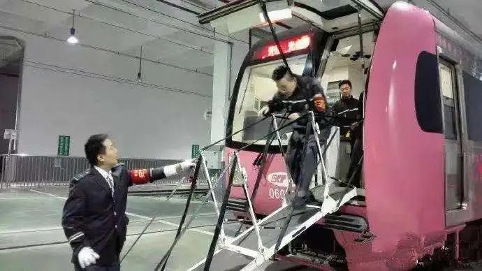 列车发生故障救援的流程是怎样的,地铁列车坏了怎么疏散