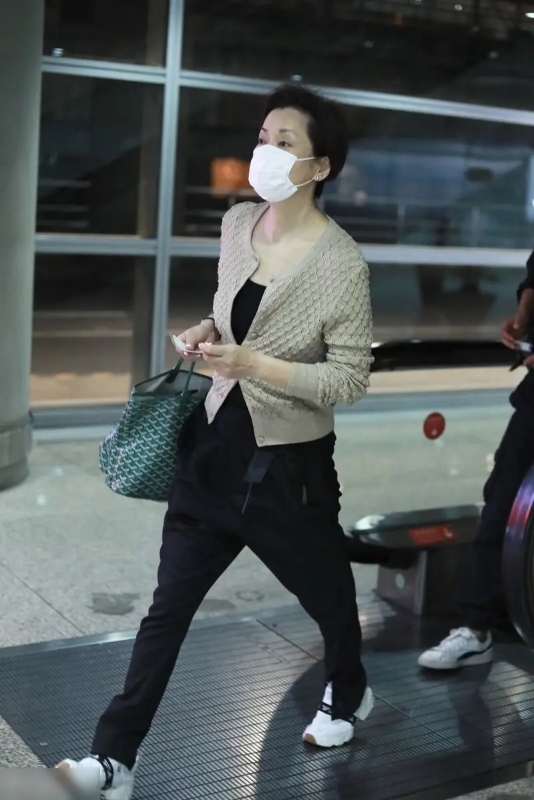 毛阿敏穿什么裤子,毛阿敏针织衫