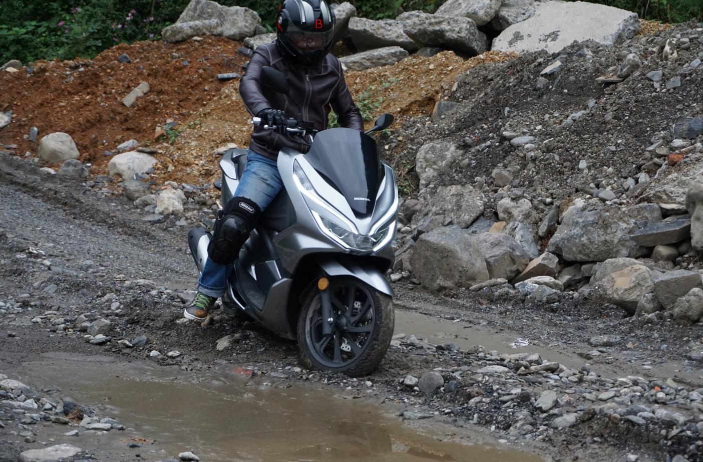 五羊本田pcx160自驾游,长阳五羊本田