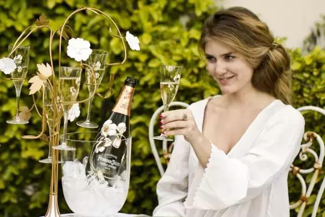 为你集齐了代表爱情的葡萄酒，2019要爱得长长久久