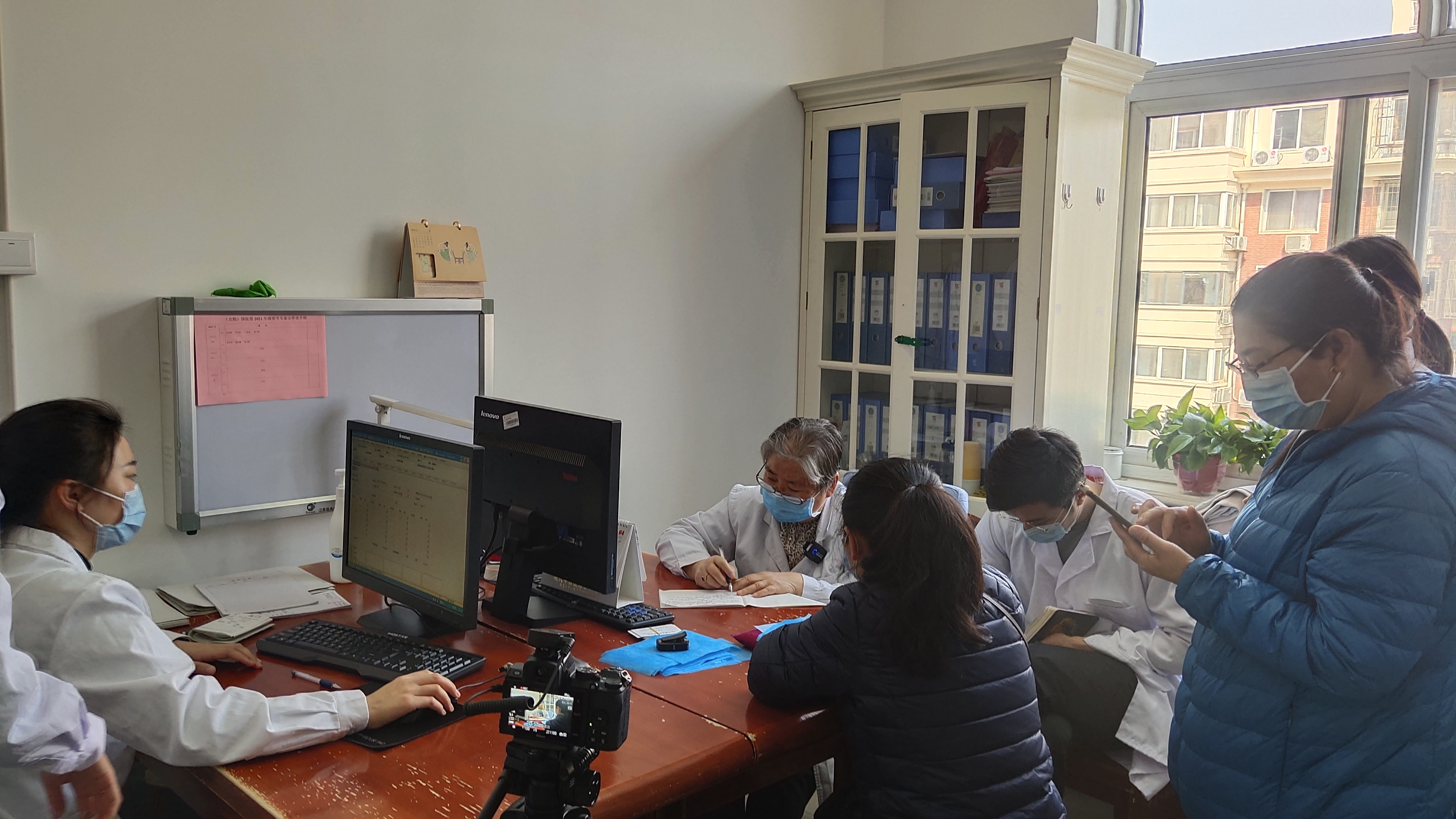 游泳时来例假肚子疼难忍,女孩经期游了泳该怎么办