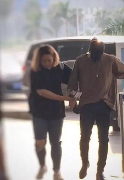 *窥偷**偷*裤内**闯酒店?按摄像头咸猪手衣柜藏人?盘点私生饭疯狂行为