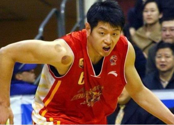 一家三口两国手，儿子是“王治郅接班人”，儿媳是“亚洲蝶后”