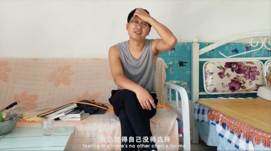 向对面出租屋射了一箭:80后妈妈王莹在城中村的实验艺术